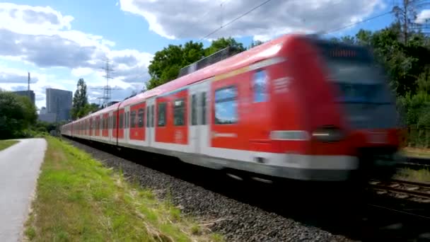 2020年7月3日 ドイツ フランクフルト近郊のSバーンを通過 Bahnは ドイツの都市中心部と郊外の鉄道システム地下鉄です — ストック動画