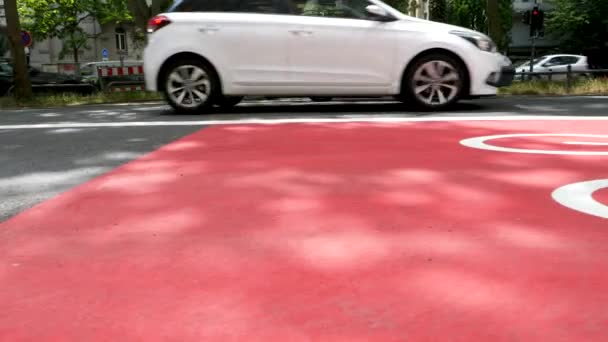 德国威斯巴登 2020年7月6日 威斯巴登市中心的一条街道上的自行车车道和道路使用者 — 图库视频影像