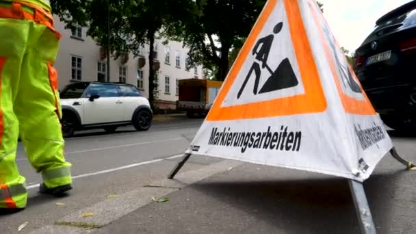 Wiesbaden Alemania Julio 2020 Marcado Carreteras Funciona Una Calle Ciudad — Vídeo de stock