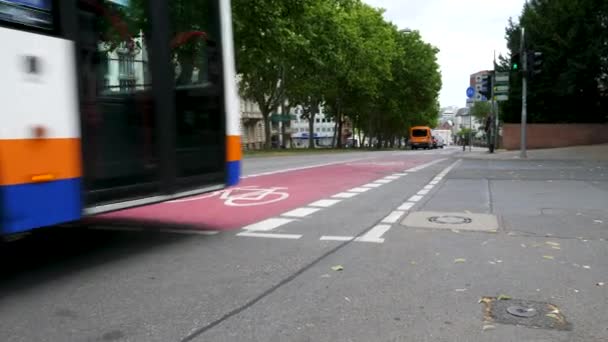 ドイツ ヴィースバーデン2020年7月6日 ヴィースバーデン市内中心部の通りにバス 自転車専用レーンと道路利用者が合併 — ストック動画