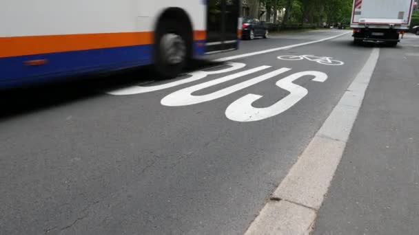 德国威斯巴登 2020年7月6日 威斯巴登市中心一条街道上的公共汽车 自行车和道路使用者组合 — 图库视频影像