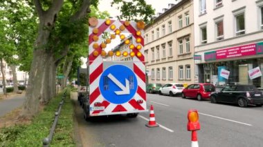 Wiesbaden, Almanya - 07 Temmuz 2020: Wiesbaden şehir merkezinde yol çalışmaları ve trafik.