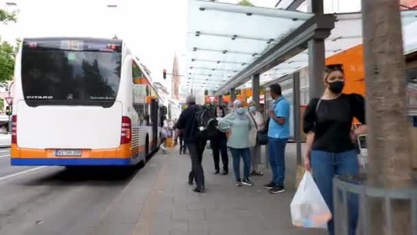 德国威斯巴登 2020年7月7日 到达威斯巴登市中心巴士站的巴士和乘客 — 图库视频影像