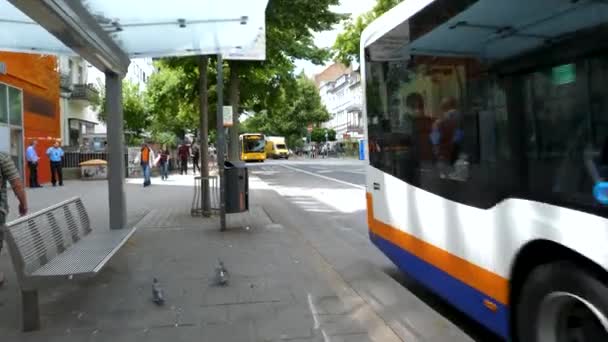 Wiesbaden Tyskland Juli 2020 Busser Passasjerer Ankommer Bussholdeplassen Wiesbaden – stockvideo