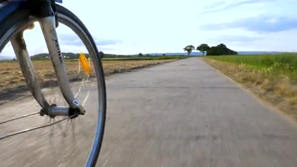 Montar Bicicleta Por Zona Agrícola — Vídeo de stock