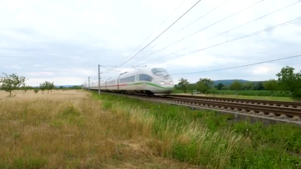 德国瓦劳市 2020年7月14日 在法兰克福 科隆高速铁路上追踪一辆经过的Ice列车起重机的镜头 Ice是德国的高速铁路系统 — 图库视频影像