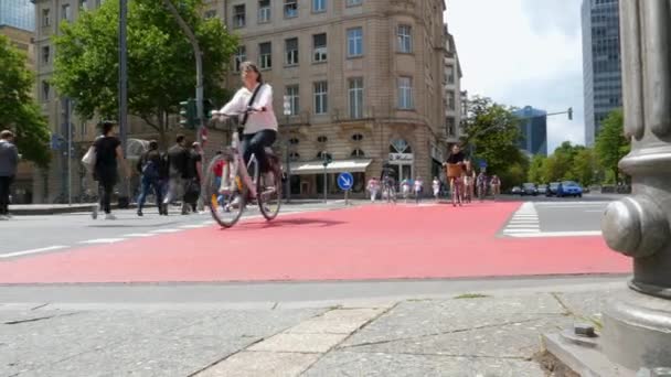 Frankfurt Németország 2020 Július Gyalogosok Kerékpárosok Egy Zebrán Közeli Alte — Stock videók