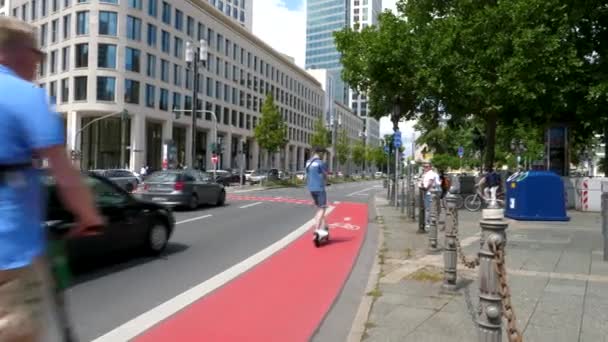 Frankfurt Německo Července 2020 Elektrické Skútry Cyklisté Okolí Alte Oper — Stock video