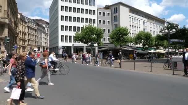 ドイツ フランクフルト2020年7月17日 歩行者と自転車が交差点を歩く Alte Oper晴れた日にドイツのフランクフルトで フランクフルトは連邦国家ヘッセン州最大の都市です — ストック動画