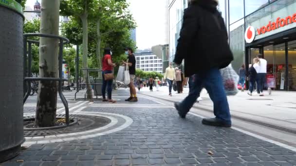 Frankfurt Německo Července 2020 Chodci Nákupčí Kolemjdoucí Zeilu Frankfurtu Nad — Stock video