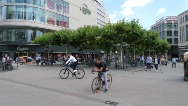 法兰克福 2020年7月17日 德国法兰克福市Zeil和Hauptwache的自行车手 购物者和过路人 Zeil是德国最大的购物中心之一 — 图库视频影像