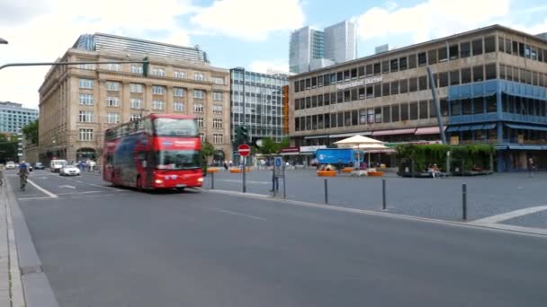 ドイツ フランクフルト 2020年7月17日 金融街を走るドイツ フランクフルトの代表的なオープントップのダブルデッキ観光バス — ストック動画