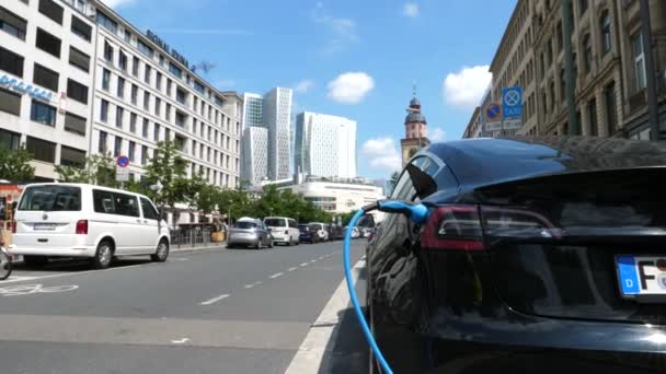 ドイツ フランクフルト 2020年7月17日 晴れた日にドイツ フランクフルト市のHauptwache付近に自転車や駐車場があります 前景には電気自動車が積み込まれています — ストック動画