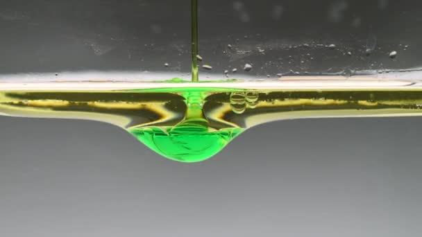 油滴が水に飛び散る クローズアップ — ストック動画