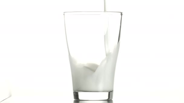 Ein Glas Milch Einschenken Zeitlupe — Stockvideo