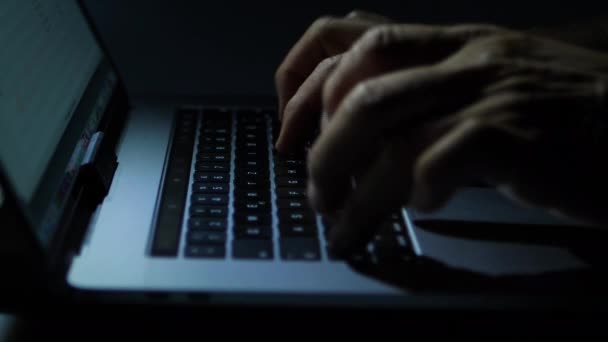 Компьютерная Клавиатура Печатает Темноте Концепция Компьютерных Преступлений Интернет Преступлений — стоковое видео