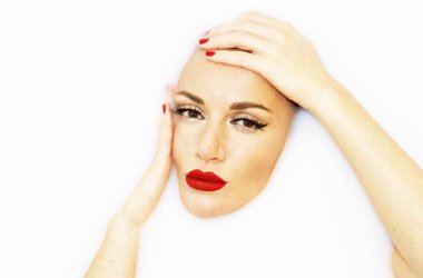 Güzel bir kadın profesyonel makyaj kırmızı dudaklar kırmızı tırnaklar siyah saçlar sağlıklı cilt