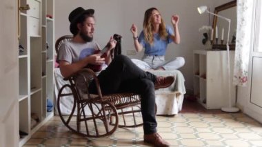 Mutlu ailenin kanepede oturmuş dans eden Ply Ukrelele adında bir hayranı var.