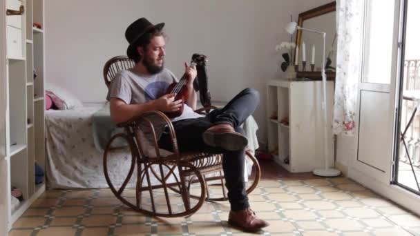 Άντρας Στο Σπίτι Κάθεται Μια Παλιά Καρέκλα — Αρχείο Βίντεο
