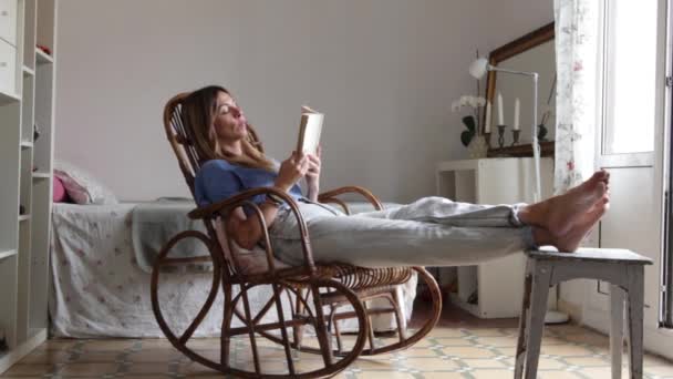 Evdeki Kadın Eski Bir Sandalyede Oturmuş Kitap Okuyor — Stok video
