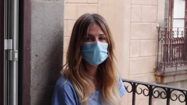 Kvinna Med Mask Sittande Balkong — Stockvideo