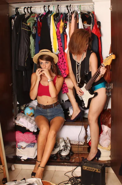 Chicas Haciendo Fiesta Cerrada Plying Guitarra Baile —  Fotos de Stock