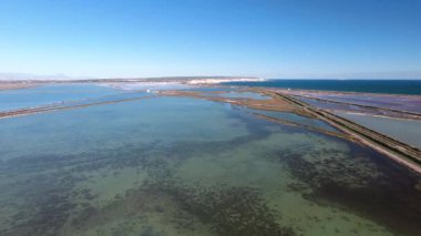 Pueblo Mascarat yayılma drone üzerinde uçan, deniz plaj ve bu küçük ve güzel şehir İspanya muhteşem manzaralarını sunmaktadır. İskele, sahil üzerinde Yatlar demirli. Şehrin dağlık bir alanda yer alan ve picturesquely yerel l uyuyor