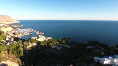 Pueblo Mascarat yayılma drone üzerinde uçan, deniz plaj ve bu küçük ve güzel şehir İspanya muhteşem manzaralarını sunmaktadır. İskele, sahil üzerinde Yatlar demirli. Şehrin dağlık bir alanda yer alan ve picturesquely yerel l uyuyor