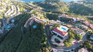 Pueblo Mascarat yayılma drone üzerinde uçan, deniz plaj ve bu küçük ve güzel şehir İspanya muhteşem manzaralarını sunmaktadır. İskele, sahil üzerinde Yatlar demirli. Şehrin dağlık bir alanda yer alan ve picturesquely yerel l uyuyor