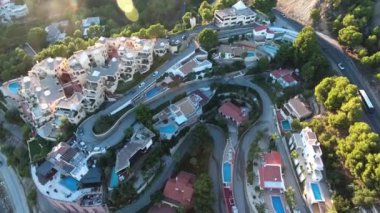 Pueblo Mascarat yayılma drone üzerinde uçan, deniz plaj ve bu küçük ve güzel şehir İspanya muhteşem manzaralarını sunmaktadır. İskele, sahil üzerinde Yatlar demirli. Şehrin dağlık bir alanda yer alan ve picturesquely yerel l uyuyor
