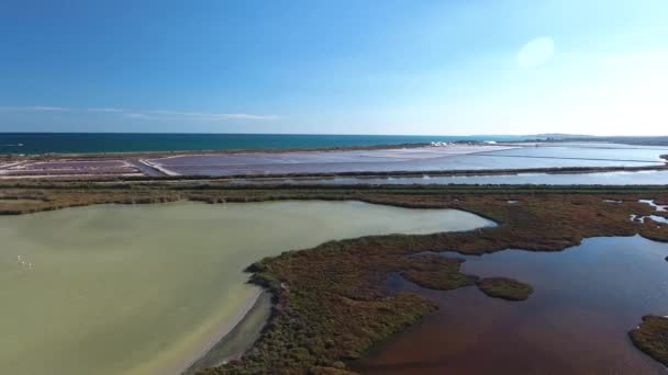 Survolant le drone Pueblo Mascarat Span, offre une vue imprenable sur la plage de la mer et cette petite et belle ville d'Espagne. Yachts amarrés sur le front de mer à la jetée. La ville est située dans une région montagneuse et s'intègre de manière pittoresque dans l 