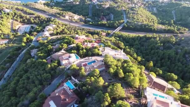 Survolant le drone Pueblo Mascarat Span, offre une vue imprenable sur la plage de la mer et cette petite et belle ville d'Espagne. Yachts amarrés sur le front de mer à la jetée. La ville est située dans une région montagneuse et s'intègre de manière pittoresque dans l 