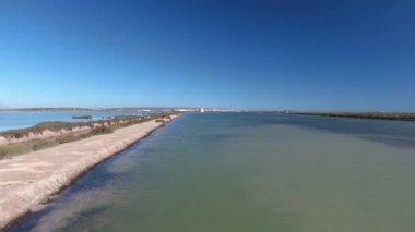 Flamingo Tuz Gölü üzerinde. Şehir Torrevieja yakınındaki bir Tuz Gölü-İspanya üzerinde casus uçak uçan. Flamingo içinde belgili tanımlık vahşi. Ekim 2017