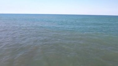 Kuş Uçuş denizin dalgaları. Güney İspanya açık havada denizde dalgalar üzerinde casus uçak uçar. Açık bir günde ve küçük dalgalar göze hoş.