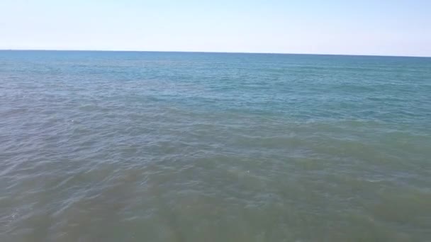 Vagues de la mer depuis un vol d'oiseau. Le drone vole au-dessus des vagues de la mer par temps clair dans le sud de l'Espagne. Un jour clair et de petites vagues sont agréables à l'œil .