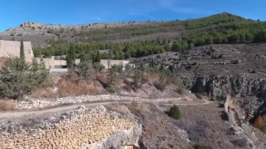 Antik kentin kale kuşbakışı. Drone Albarracin Antik şehir Doğu İspanya üzerinden uçar. Ormanlarla kaplı dağları. 