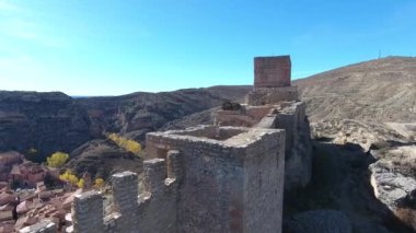 Antik kentin kale kuşbakışı. Drone Albarracin Antik şehir Doğu İspanya üzerinden uçar. Ormanlarla kaplı dağları. 