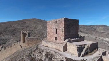 Antik kentin kale kuşbakışı. Drone Albarracin Antik şehir Doğu İspanya üzerinden uçar. Ormanlarla kaplı dağları. 