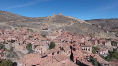 Antik kentin kale kuşbakışı. Drone Albarracin Antik şehir Doğu İspanya üzerinden uçar. Ormanlarla kaplı dağları. 