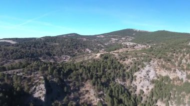 Dağlar ve İspanya ormanlardan bir kuşbakışı görüntüleyin. Rezerv İspanya Doğu parçası üzerinde casus uçak uçar. Ormanlarla kaplı dağları. Açık mavi gökyüzü ve tarifsiz manzara. 