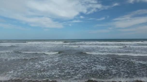 来自鸟飞行的海浪 在西班牙南部的晴朗天气里 无人机在海浪上飞行 晴朗的一天和小浪让人赏心悦目 — 图库视频影像