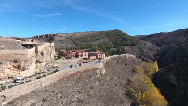 古城要塞鸟图 无人机飞越西班牙东部的古镇阿尔巴拉钦上空 周围的山被森林覆盖 — 图库视频影像