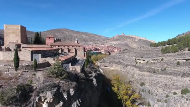 古代都市要塞全景 ドローンは スペイン東部のアルバラシン古代町を飛ぶ 山の周りには 森林に覆われて — ストック動画