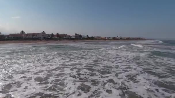 来自鸟飞行的海浪 在西班牙南部的晴朗天气里 无人机在海浪上飞行 晴朗的一天和小浪让人赏心悦目 — 图库视频影像