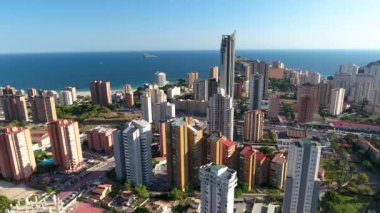 Benidorm, bir kuş bakışı ile İspanya'da, gurur. Güneş, gökyüzü, deniz ve dağlar temizleyin. Bu güzel görünümler Benidorm güzelliği yaşamaya yardımcı. 