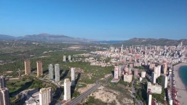 Benidorm, bir kuş bakışı ile İspanya'da, gurur. Güneş, gökyüzü, deniz ve dağlar temizleyin. Bu güzel görünümler Benidorm güzelliği yaşamaya yardımcı. 