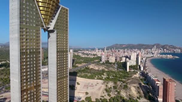 Benidorm Orgulloso España Con Vista Pájaro Cielo Despejado Mar Montañas — Vídeos de Stock