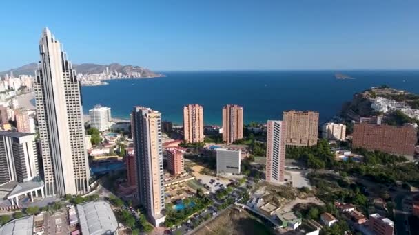 Benidorm Orgulloso España Con Vista Pájaro Cielo Despejado Mar Montañas — Vídeos de Stock