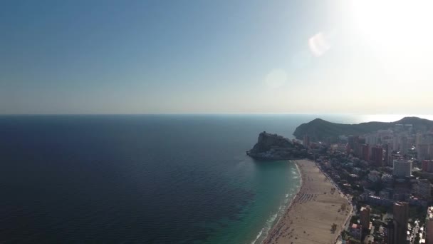 Benidorm Büszke Spanyolországban Egy Madártávlatból Nap Tiszta Égbolt Tenger Hegyek — Stock videók