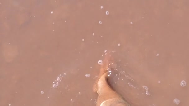 Чоловік Ходить Воді Солоного Озера Вода Озері Оранжева Чоловік Піднімає — стокове відео